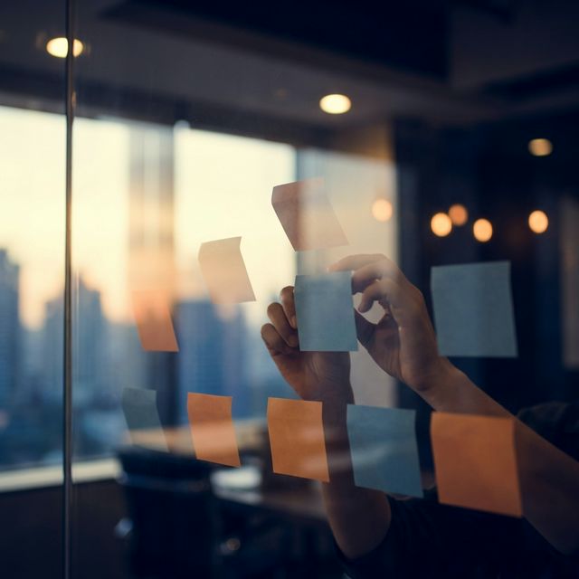 付箋でプロセスを整理する手元